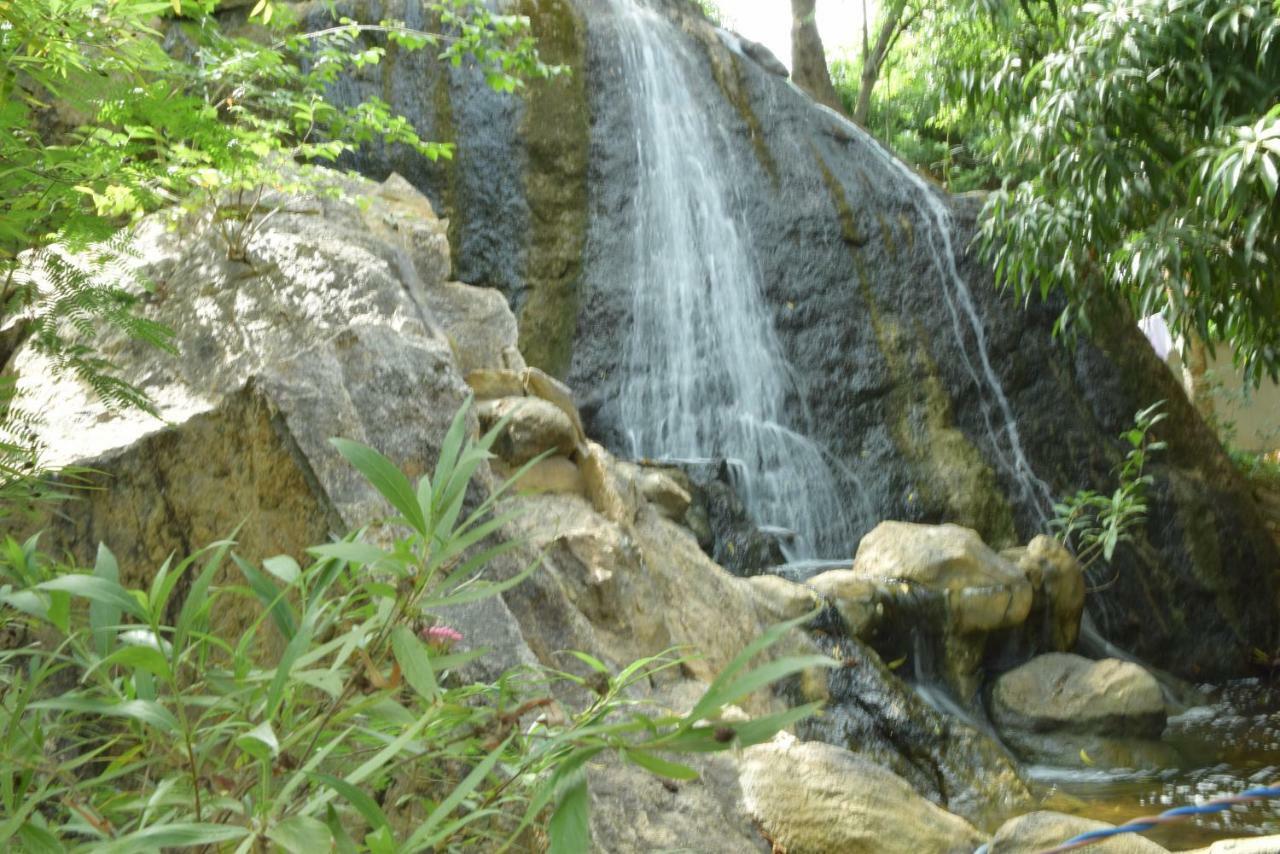 Happy Leoni Hotel Anuradhapura Exterior photo
